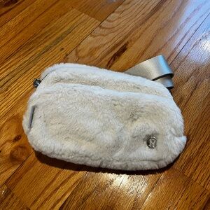 Lululemon Everywhere Belt Bag *Plush Fleece BONE/SLVR
